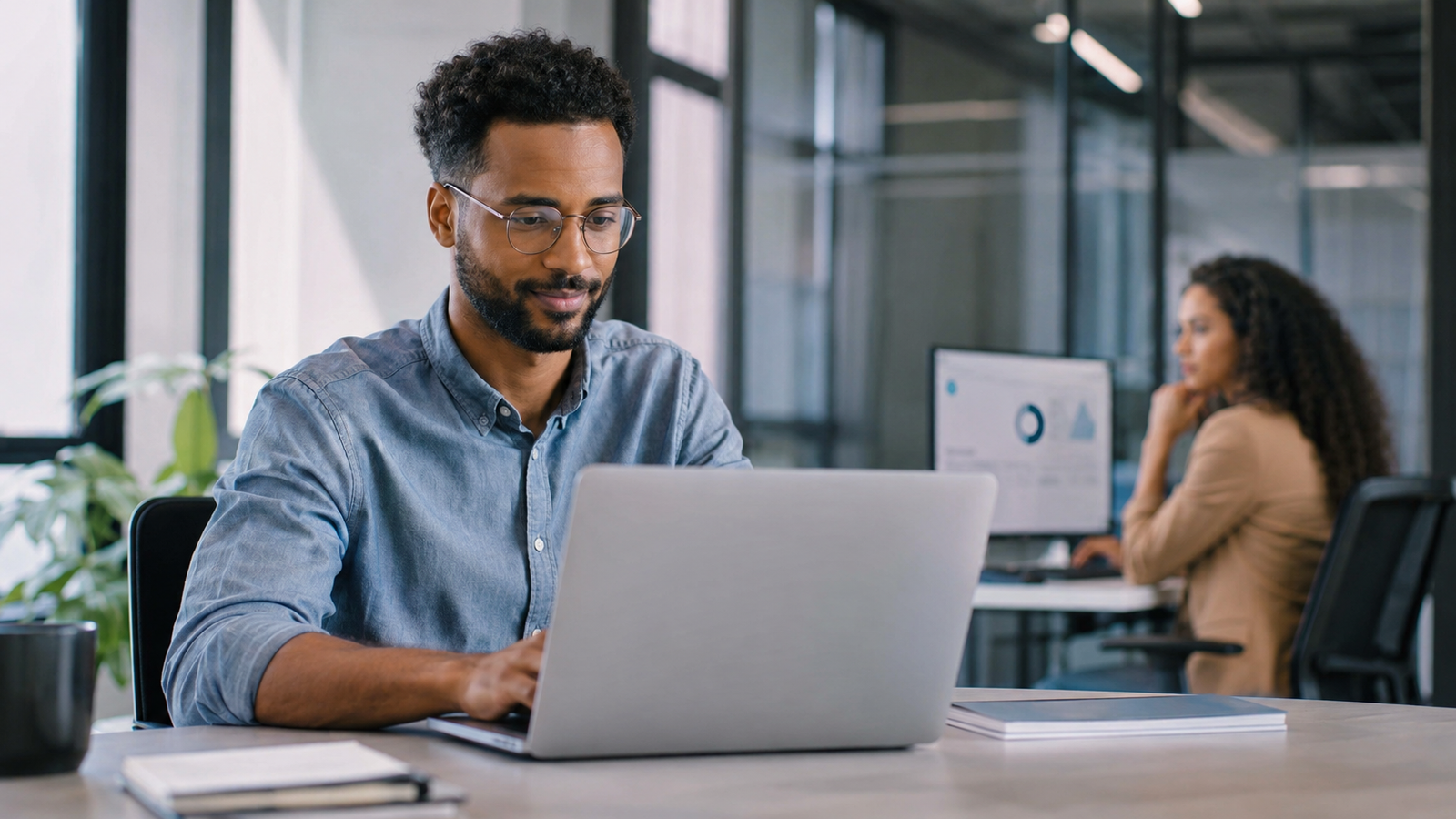 Profissional preenchendo seu perfil enquanto uma recrutadora analisa suas informações